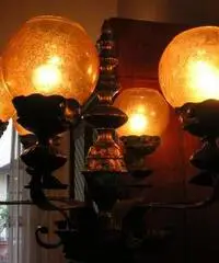Lampada da terra ferro battuto e vetro di Murano - Brescia Lampada da terra ferro battuto e vetro di Murano - Brescia