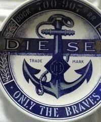 Piatto ceramica Diesel a tiratura numerata, firmato. - Vicenza Piatto ceramica Diesel a tiratura numerata, firmato. - Vicenza