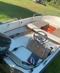 Barca con motore e carrello