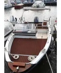 Barca a motore