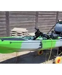 Kayak da pesca a pedali ed elica con motore elettr Kayak da pesca a pedali ed elica con motore elettr